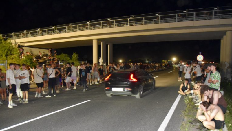 Tausende Besucher sitzen nach Festival bei Wien fest
