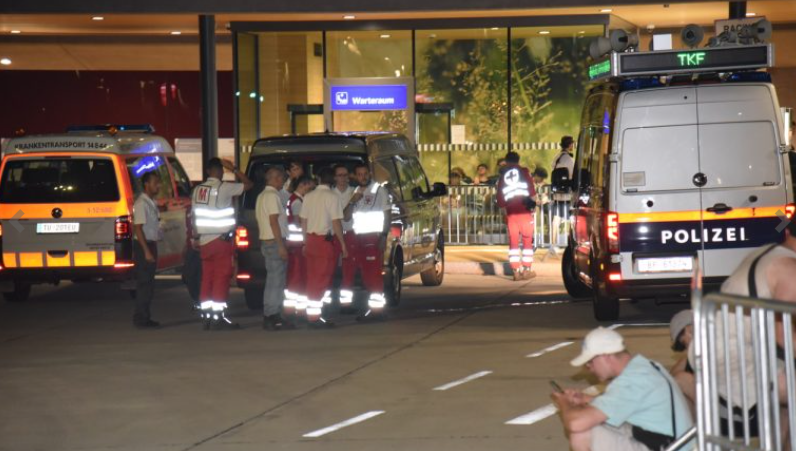 Tausende Besucher sitzen nach Festival bei Wien fest