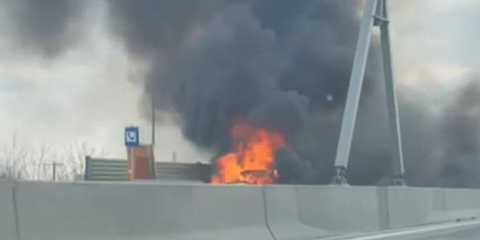 Auto steht auf der Tangente in Flammen