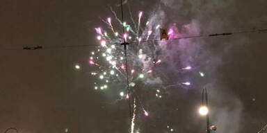Demonstranten zünden Feuerwerk