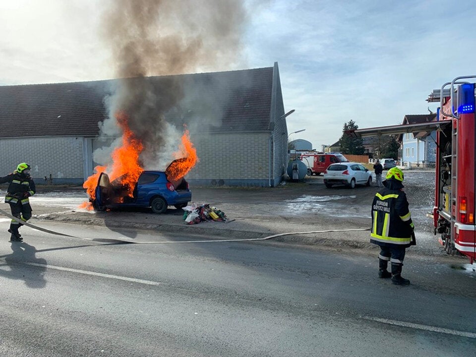 Spektakulärer Auto-Brand mitten im Ort