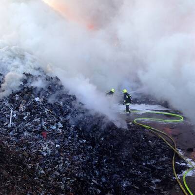 Brand bei Autoverwerter in OÖ