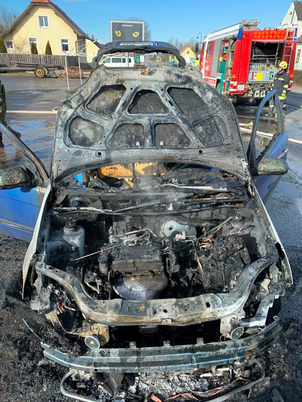 Spektakulärer Auto-Brand mitten im Ort