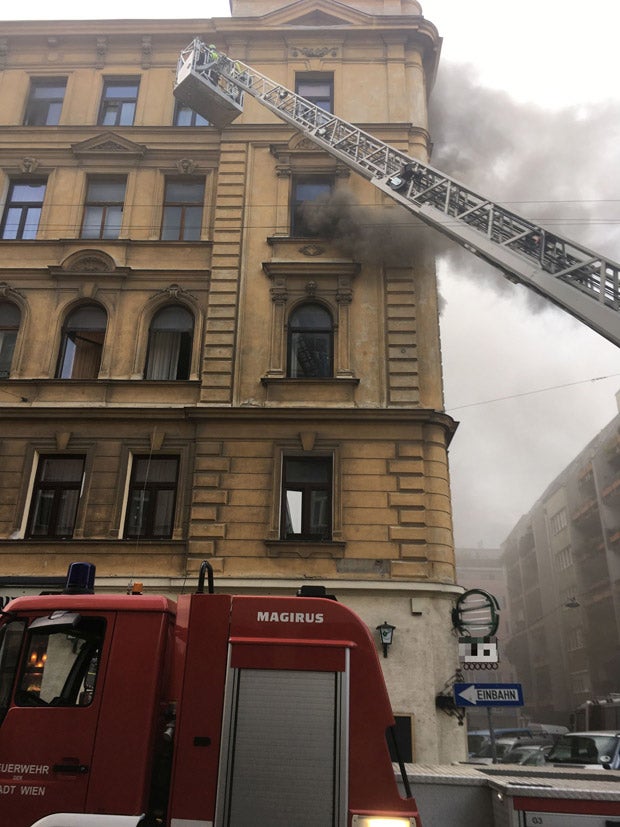 Heldenhafte Rettung: Feuerwehr rettet Baby aus Feuer-Wohnung