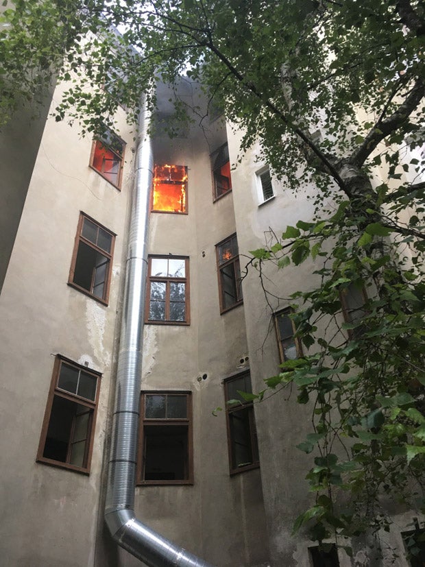 Heldenhafte Rettung: Feuerwehr rettet Baby aus Feuer-Wohnung