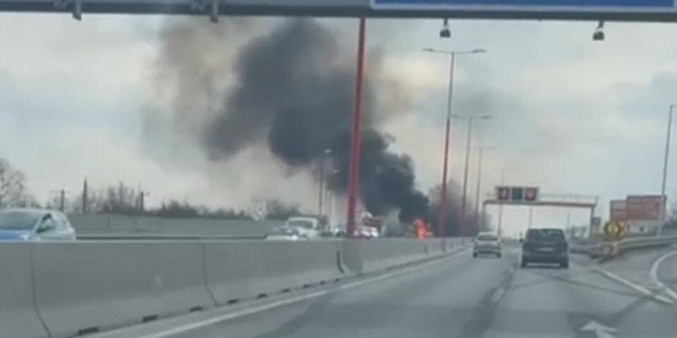 Auto steht auf der Tangente in Flammen