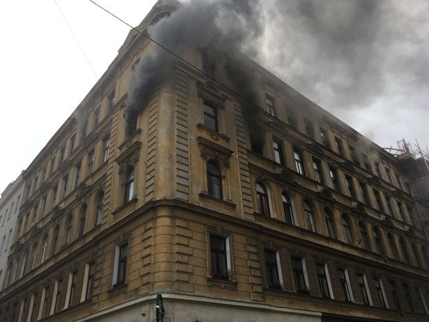 Heldenhafte Rettung: Feuerwehr rettet Baby aus Feuer-Wohnung