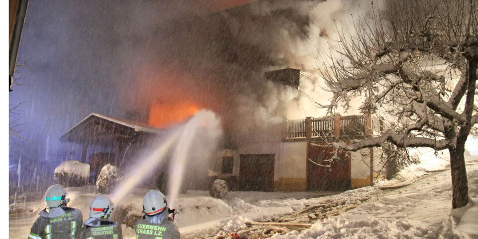 Tirol: 300 Jahre altes Bauernhaus in Flammen