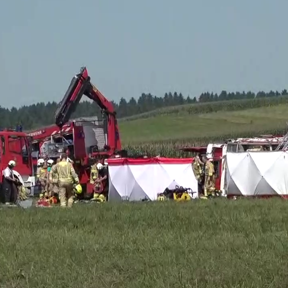 Feuerwehrauto am Weg zum Einsatz verunglückt und umgestürzt