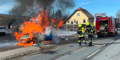 Spektakul&auml;rer Auto-Brand mitten im Ort