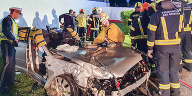 Pkw crasht in Supermarkt - Lenker (26) eingeklemmt