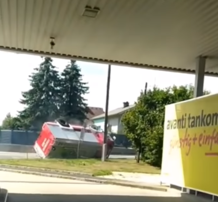 Video zeigt Unfall mit Feuerwehrauto