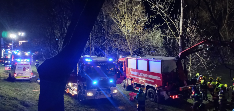 Auto mit Mutter und ihren Kindern in Fluss gestürzt