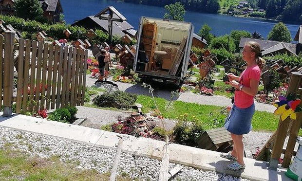 Geborgter Lieferwagen landet auf Friedhof