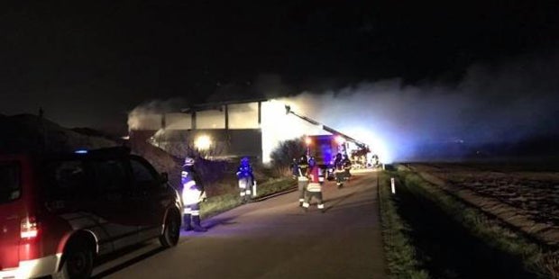 17 Feuerwehren löschen Feuer in Recycling-Firma