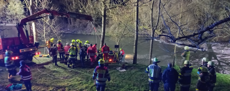 Auto mit Mutter und ihren Kindern in Fluss gestürzt