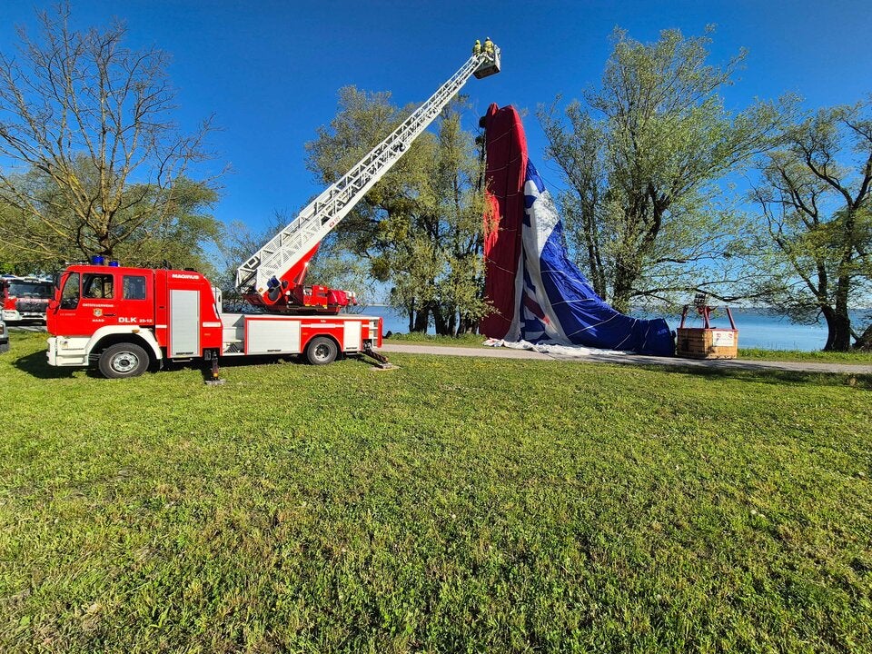 Ballon gegen Baumgruppe gedrückt