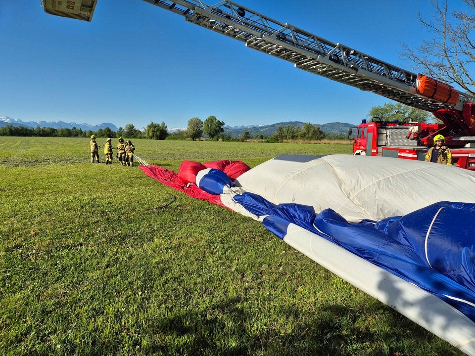 Ballon gegen Baumgruppe gedrückt