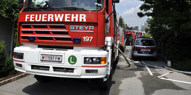 Lagerhalle steht in Flammen