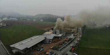 Gro&szlig;brand in Tischlerei: Feuer gel&ouml;scht