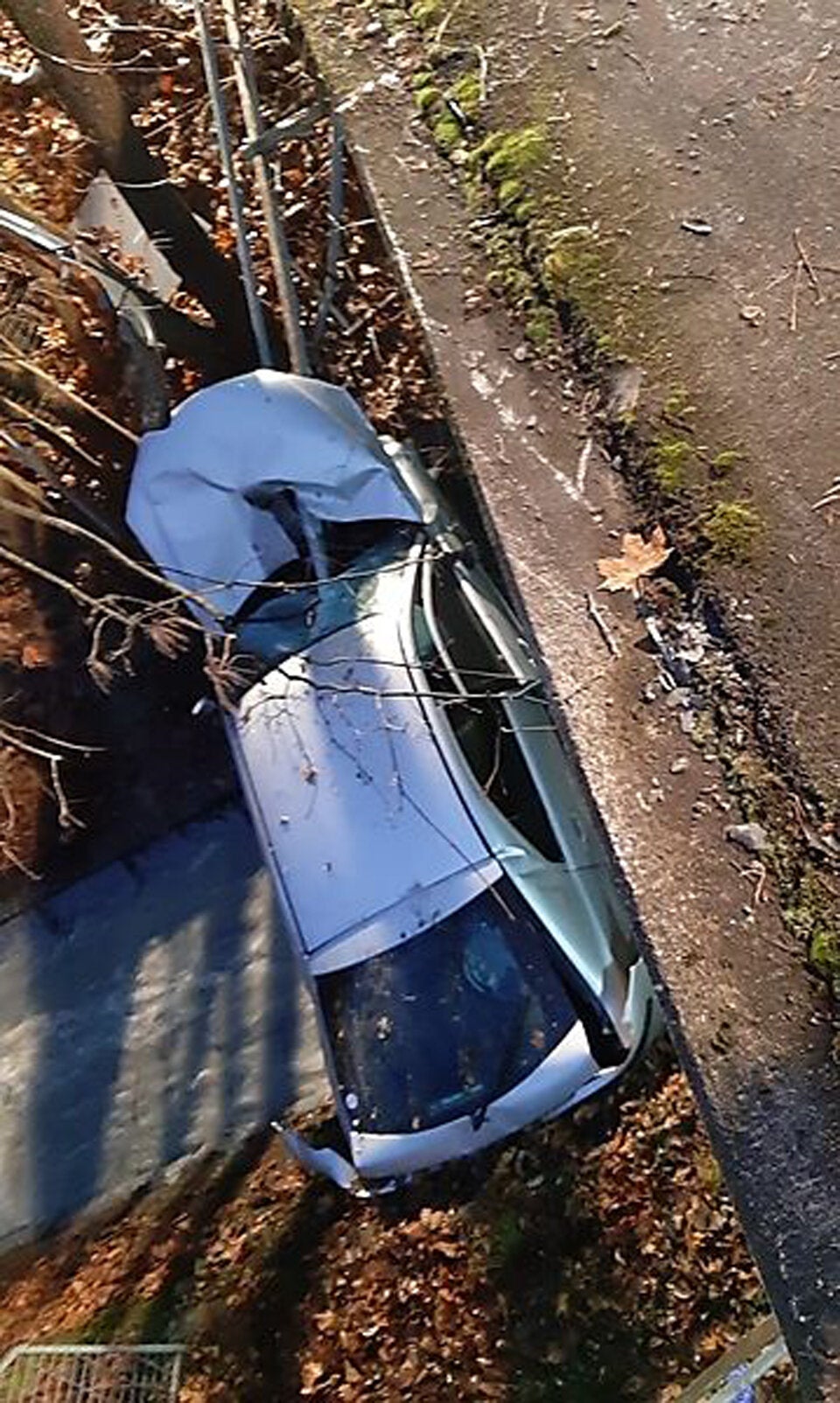 Pkw-Lenker (21) crasht in Bachbett - tot