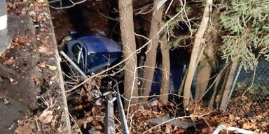 Pkw-Lenker (21) crasht in Bachbett - tot