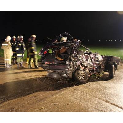 Zug überfuhr eingeklemmtes Auto