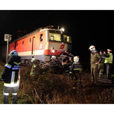 Zug überfuhr eingeklemmtes Auto