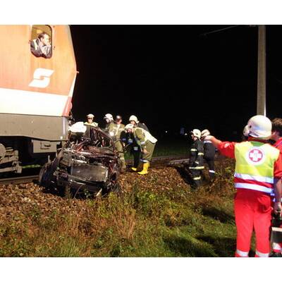 Zug überfuhr eingeklemmtes Auto