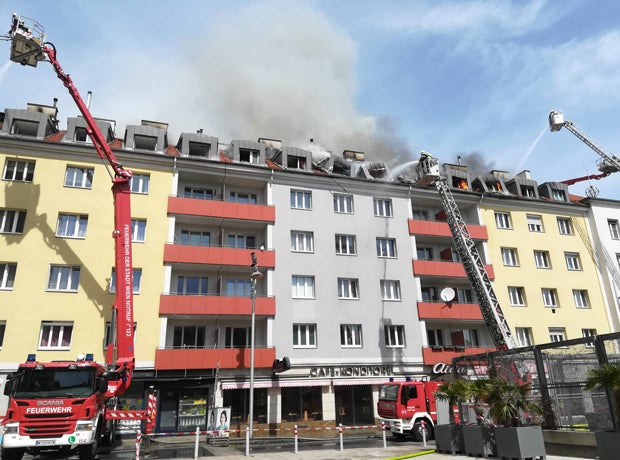 Dachbrand in Mehrparteienhaus - Fünf Verletzte