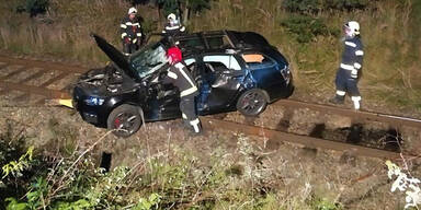 Alko-Lenker landet auf Bahngleisen