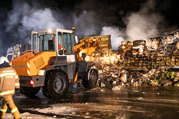 Sattelschlepper brannte komplett nieder – Autobahn gesperrt