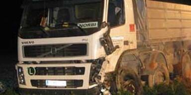 Lkw überrollte Pkw - Fahrer tot