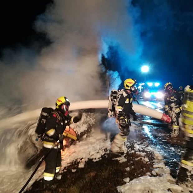 Lenker crasht in Baum und verbrennt im Porsche-Wrack