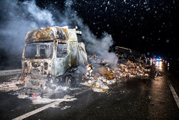 Sattelschlepper brannte komplett nieder – Autobahn gesperrt