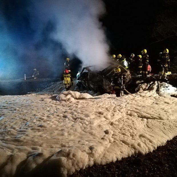 Lenker crasht in Baum und verbrennt im Porsche-Wrack