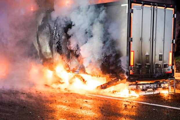 Sattelschlepper brannte komplett nieder – Autobahn gesperrt
