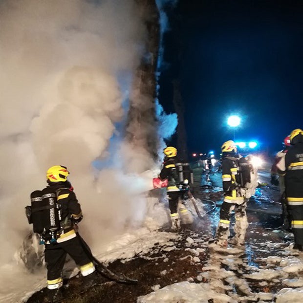 Lenker crasht in Baum und verbrennt im Porsche-Wrack