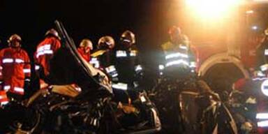 Lkw überrollte Pkw - Fahrer tot