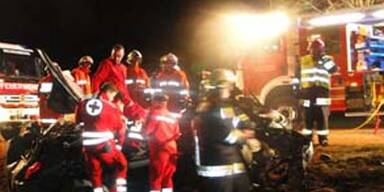 Lkw überrollte Pkw - Fahrer tot