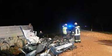 Lkw überrollte Pkw - Fahrer tot