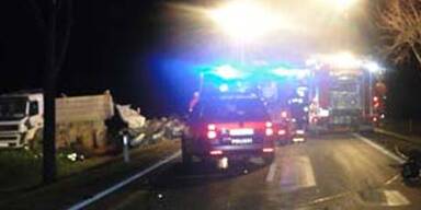 Lkw überrollte Pkw - Fahrer tot