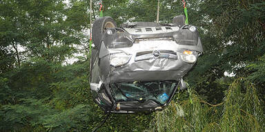 Fahrschülerin stürzt mit Auto in Bach