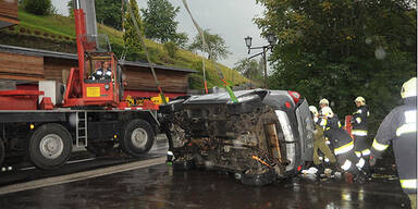 Fahrschülerin stürzt mit Auto in Bach