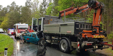 18-J&auml;hriger crasht in Lkw &ndash; schwebt in Lebensgefahr