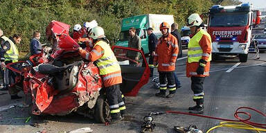 Horror-Crash auf der A2: Mann erdrückt