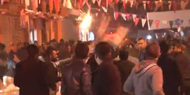 Bewaffnete st&uuml;rmen Raki-Festival