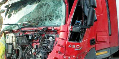 Geisterfahrer-Oma rast in Lkw