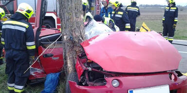 Horror-Crash: Zwei Männer eingeklemmt