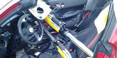 Horror-Crash: Zwei Männer eingeklemmt